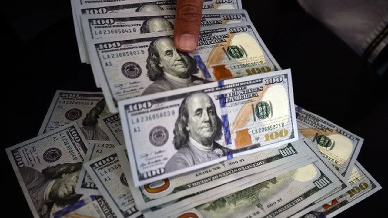 تراجع غير متوقع.. سعر صرف الدولار يكسر التوقعات في تعاملات منتصف الأسبوع بمصر